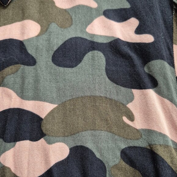 H&M Divided camo light button up shirt - Picture 2 of 9